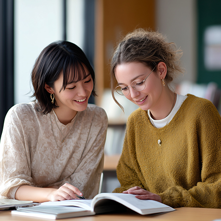 2人の学生が学習している様子