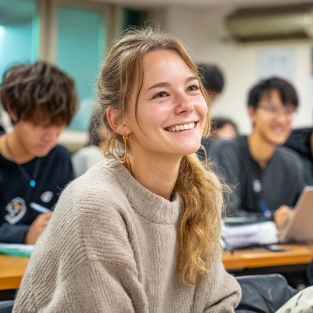 進学2年コースの学生が集中して勉強している様子