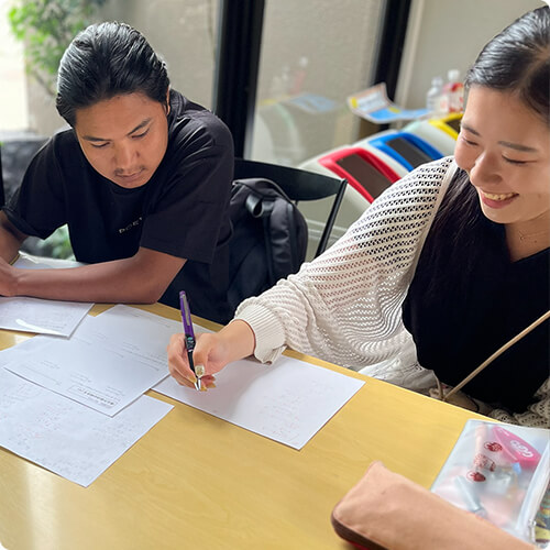 自然豊かなJapan Language Academyの校舎でのびのびと学ぶ外国人留学生