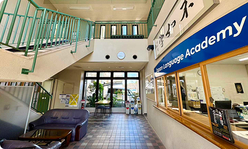 Japan Language Academyのエントランス